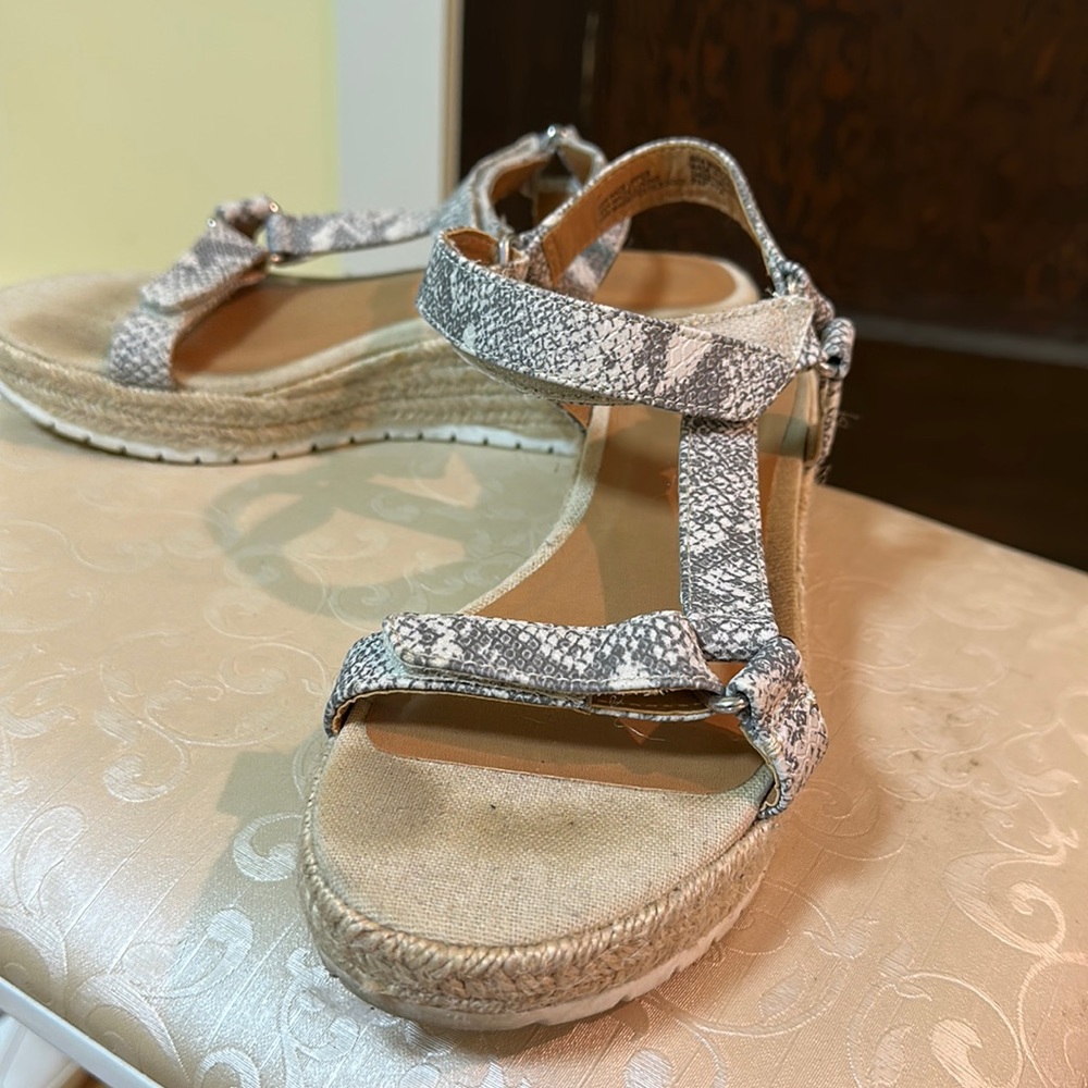 Universal thread, snakeskin imitation tevas, women’s size 7, AMAZING condition!